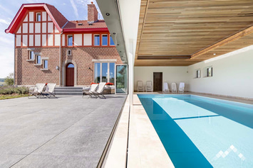 Manoir adapté PMR à Plombières pour 14 personnes (+2 bébés) avec piscine panoramique, sauna, kicker, pétanque et salle de jeux.