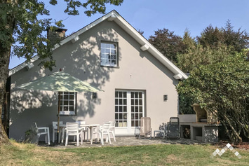 Maison de vacances à Vaux-sur-Sûre pour 6 personnes et 2 bébés avec piscine, module de jeux et vue sur la campagne