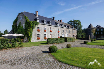 Grand gîte de luxe à Bertogne pour 30 personnes et 1 chien avec billard, kicker et salle de séminaire