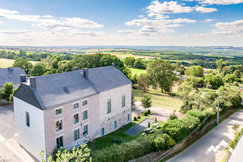 Gîte avec vue à Beauraing pour 14 personnes et 2 chiens avec pétanque, ping-pong et module de jeux.