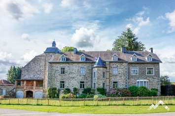 Château à Paliseul pour 15 personnes avec sauna, billard, étang et court de tennis