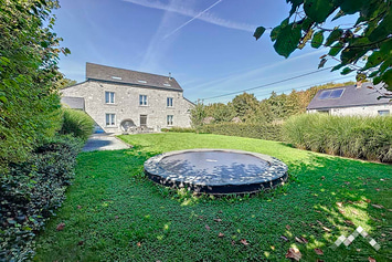 Gîte original à Ciney pour 9 personnes et 2 chiens avec sauna, billard, kicker et pétanque