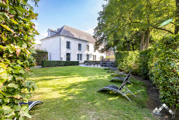 Grand gîte de luxe à Hastière pour 26 personnes (+2 bébés) avec wellness, billard, module et salle de jeux
