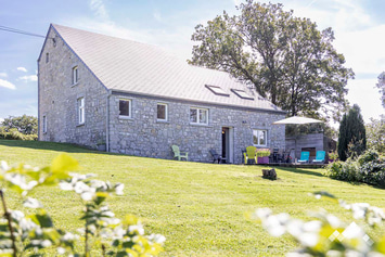 Gîte de charme à Durbuy pour 8 personnes (+1 bébé) avec grand jardin, espace jeux et vue sur la campagne