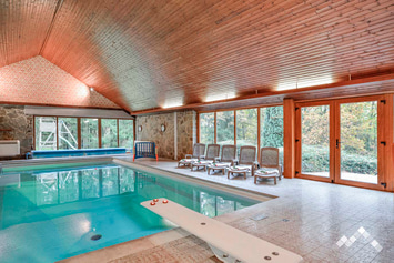 Villa à Durbuy pour 10 personnes et 2 chiens avec piscine, sauna et jeux extérieurs au cœur de la forêt