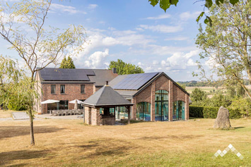 Gîte de groupe à Durbuy pour 24 personnes (+3 bébés) et 1 chien avec piscine, sauna, salle de jeux et pétanque