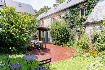 Maison ardennaise à Hastière pour 9 personnes et 1 chien avec pièce de jeux pour enfants et abri vélos