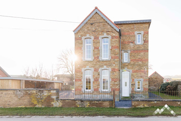 Gîte à Havelange pour 5 personnes (+1 bébé) avec terrasse couverte, abri vélos et jeux extérieurs