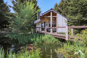 Chalet à Havelange pour 2 personnes (+1 bébé) et 2 chiens avec étang et vue sur la forêt