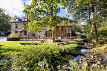 Moulin de luxe à Bouillon pour 20 personnes et 1 chien avec piscine, sauna, billard et parc à daims