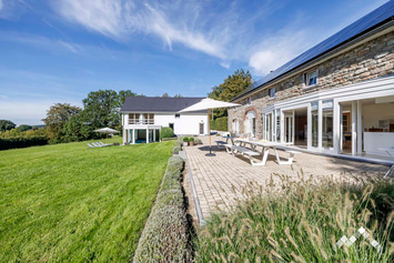  Luxe villa met binnenzwembad, tafelvoetbal en sauna voor 18 personen in Waimes