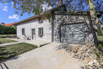 Gîte de ferme à Doische pour 6 adultes, 2 enfants et 2 chiens avec pétanque, abri vélos et module de jeux pour enfants
