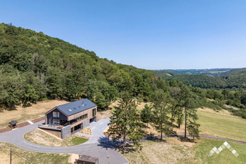 Gîte de luxe à Durbuy pour 14 personnes (+1 bébé) et 2 chiens avec sauna, billard et vue panoramique