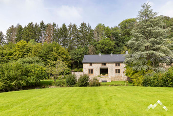 Cottage de luxe à Durbuy pour 15 personnes avec billard, braséro et jardin traversé par un ruisseau