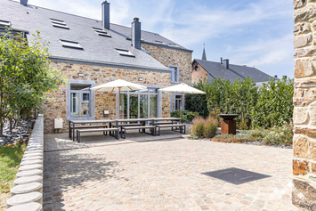 Gîte de grande capacité à Gedinne pour 20 personnes avec billard, ping-pong, pétanque et salle de séminaire
