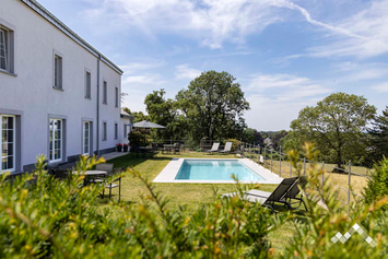 Gîte de groupe à Gouvy pour 27 personnes et 3 chiens avec piscine, sauna, salle et module jeux