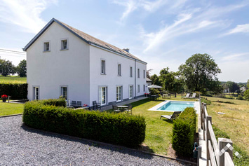 Maison de vacances à Gouvy pour 12 personnes et 1 chien avec piscine, jeux extérieurs et vue sur la campagne