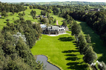 Grand gîte de luxe à Aubel pour 22 personnes avec piscine, wellness, jeux intérieurs, extérieurs et pêche privative