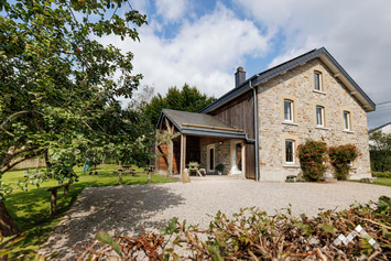Maison de vacances proche du Ravel à Vielsalm pour 14 adultes, 2 enfants et 2 bébés avec sauna, jeux intérieurs et extérieurs