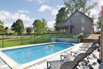 Chalet à Gouvy pour 9 personnes et 2 chiens avec piscine, sauna, jacuzzi, jeux extérieurs et étang de pêche