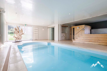 Grand gîte à Houffalize pour 22 personnes avec piscine, sauna et jacuzzi