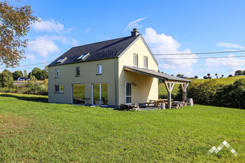 Maison de vacances à La Roche pour 8 personnes (+1 bébé) avec terrasse couverte et grand jardin en pleine campagne