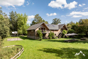 Grand chalet à Ovifat pour 28 personnes (+1 bébé) avec sauna, tyrolienne, terrains multi-sports et vue panoramique