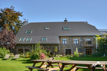 Maison ardennaise à Manhay pour 22 personnes (+1 bébé) et 2 chiens avec sauna, kicker, pétanque et jeux extérieurs