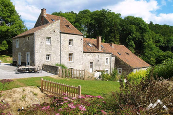 Ancien moulin à Maredsous pour 35 personnes et 1 chien, adapté PMR avec jeux intérieurs et extérieurs