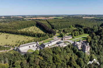 Château au cœur d’un domaine de 450 ha à Havelange pour 46 personnes avec billard, cinéma et salle de séminaire