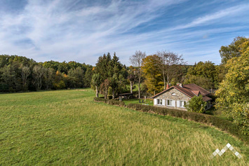Maison typique à Nassogne pour 4 personnes et 2 chiens au calme et entourée de champs