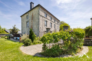 Gîte de charme à Doische pour 14 personnes (+1 bébé) et 1 chien avec kicker, pétanque et module de jeux