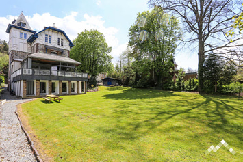 Manoir au bord de l’eau à Profondeville pour 12 personnes avec jeux intérieurs et décorations thématiques