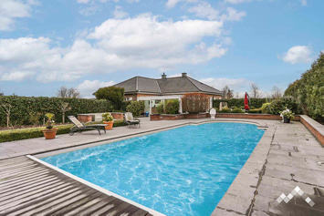 Villa de luxe à Somme-Leuze pour 10 personnes avec piscine, cinéma, sauna, poolhouse et jeux.