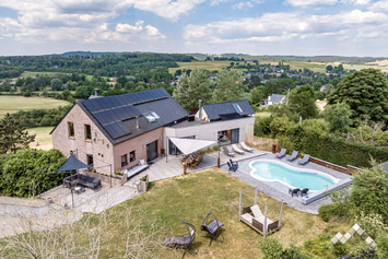 Villa de luxe à Somme-Leuze pour 10 personnes avec piscine, sauna, kicker et jardin clôturé