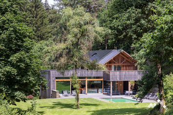 Chalet de luxe en pleine nature à Stoumont pour 12 adultes et 2 enfants (+1 bébé) avec piscine, billard et jeux pour enfants