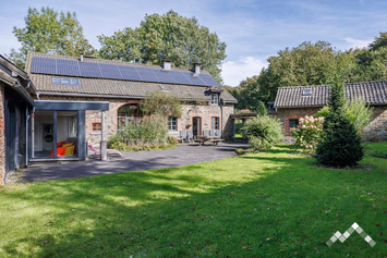 Gîte de groupe à Waimes pour 14 personnes et 1 chien avec jacuzzi de nage, sauna, mur d’escalade et jeux